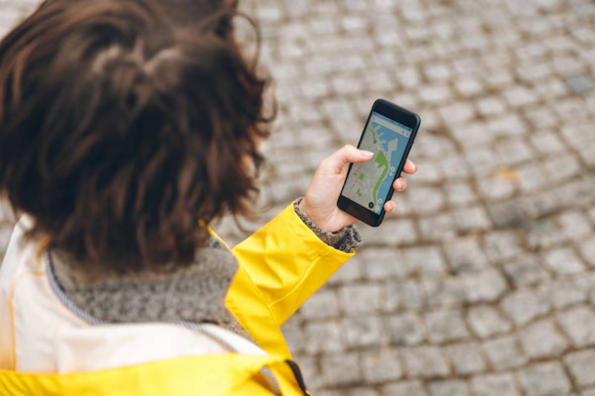 A person use a map in mobile to scroll down the one place to another place